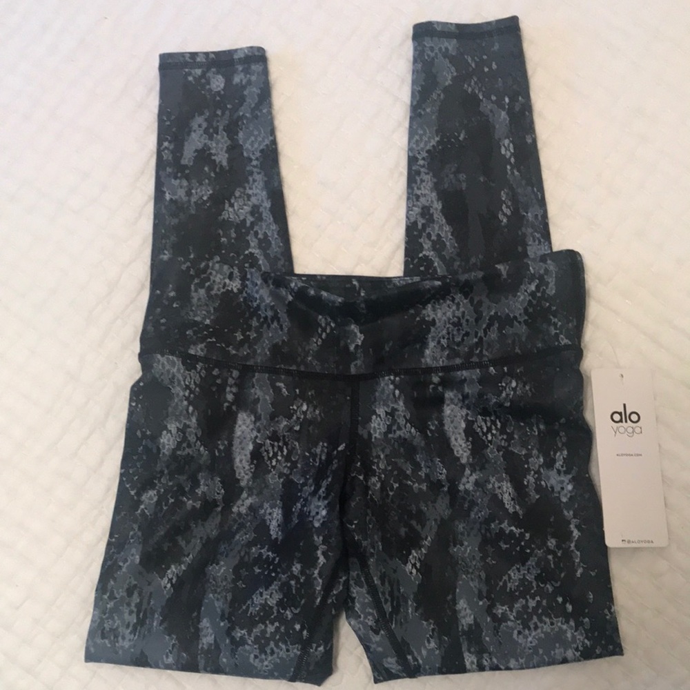 alo yoga Airbrush legging in muted gray/black snakeskin print